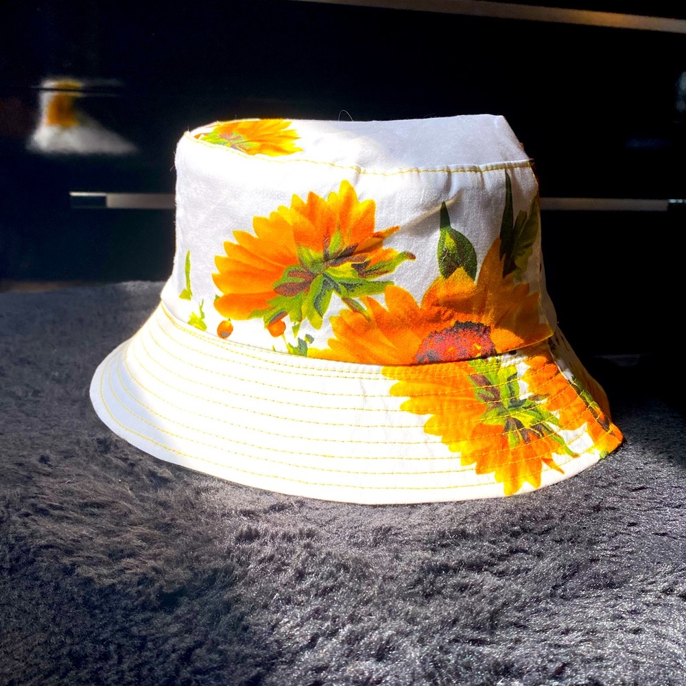 Reversible bucket hat